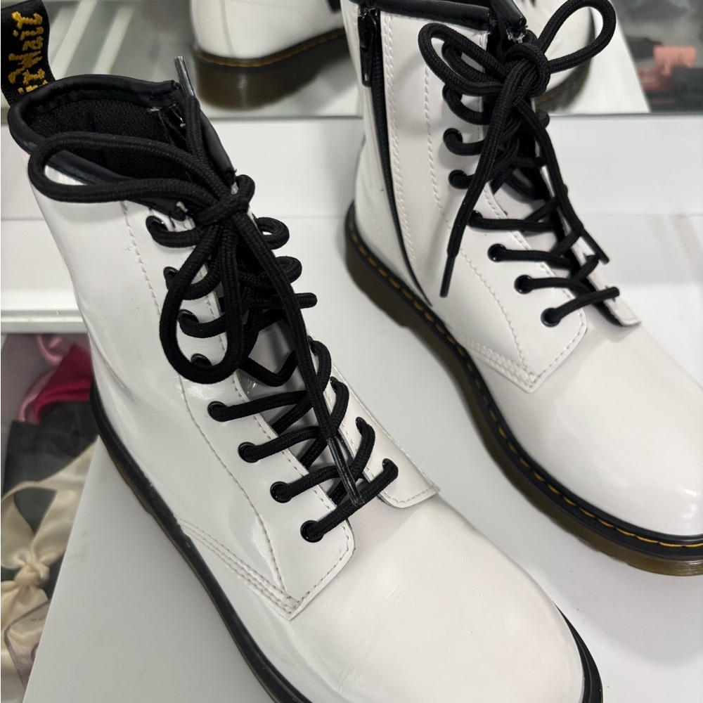 DR. MARTENS
WOMEN'S 1460 SMOOTH LEATHER BOOTS
